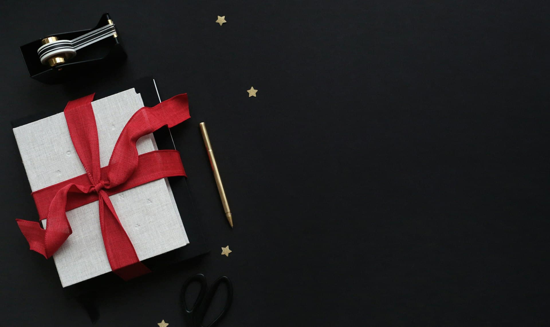 Boîte cadeau blanche avec ruban rouge, préparation de cadeaux d’affaires personnalisés pour la fin d’année