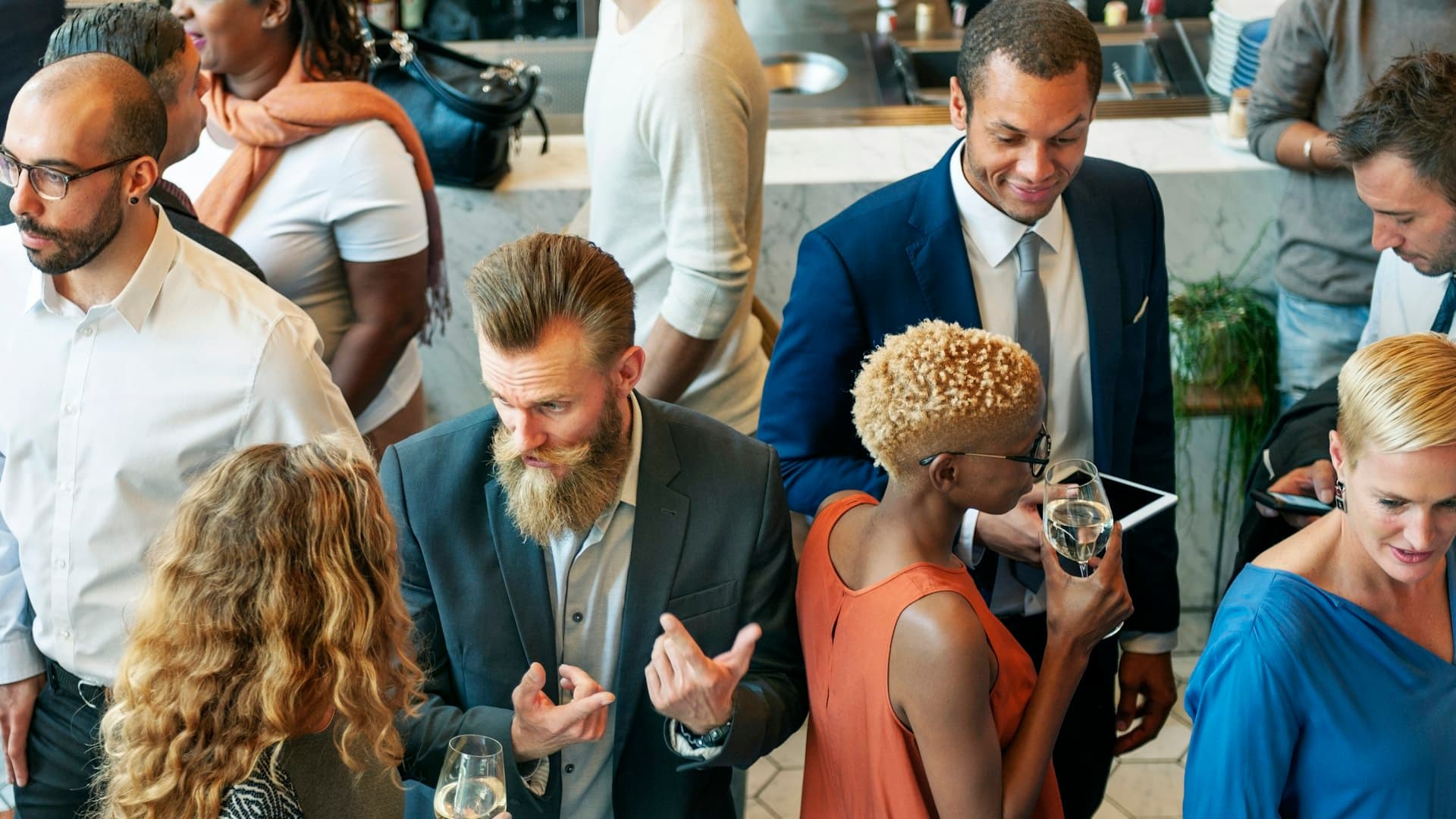 Professionnels échangeant lors d'un salon professionnel